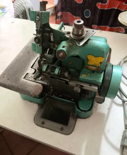 VENDO MAQUINA OVERLOCK CHINESINHA COM MESA 