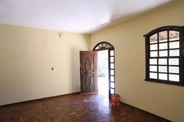 Casa à Venda - Santa Inês, 8 Quartos, 360 m2