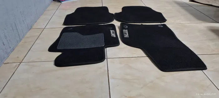 Vendo  quatro tapete para carro .