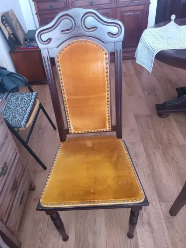 Mesa em madeira (redonda e oval) com 4 cadeiras