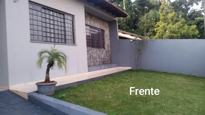 VENDE CASA NA ÁREA CENTRAL DE ROLÂNDIA 
