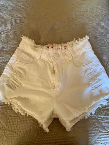 Short jeans branco desfiado