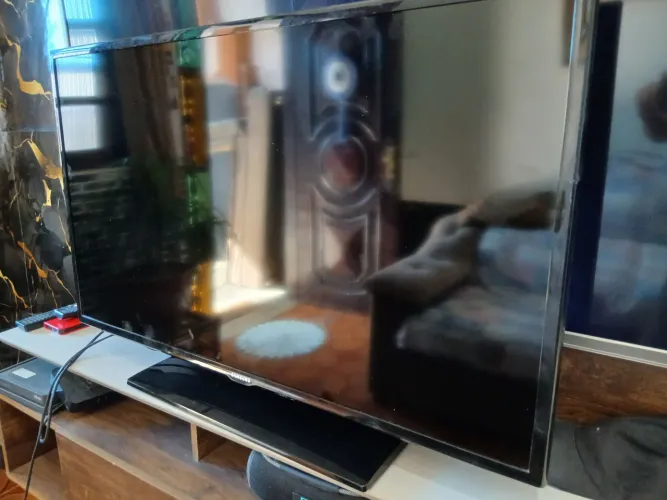 Tv sansung 40 polegadas Led acompanha caixinha box com controle. 