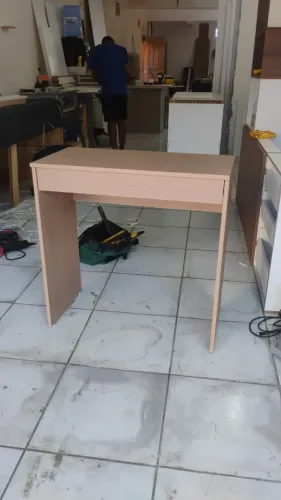 Escrivaninha com gavetão