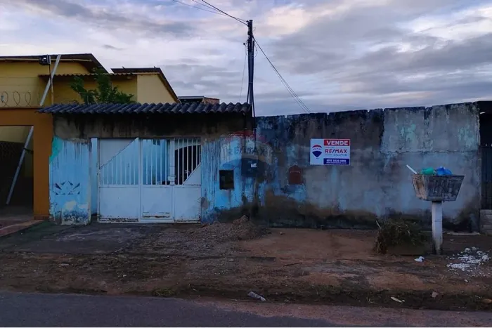 Conforto e Praticidade! Casa em Bairro Residencial e Próxima ao Comércio da Av. José Amado