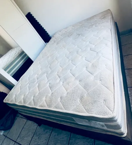 Cama box casal completa pouco uso. Base mais colchão, os dois juntos.