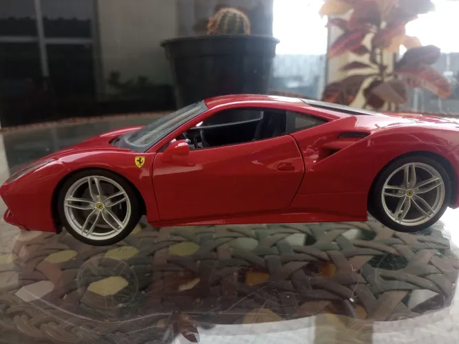 Miniatura de Ferrari GTB 488 1/18 da Maisto.