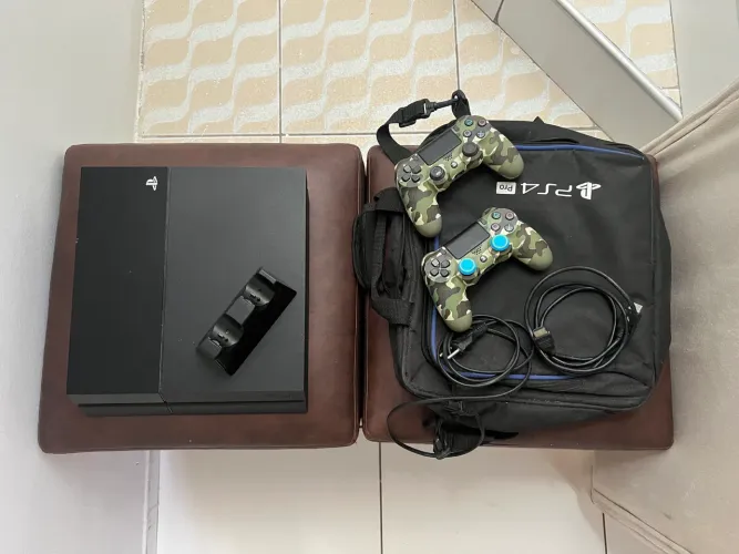 Ps4 fat 2t, cabos e 2 controles