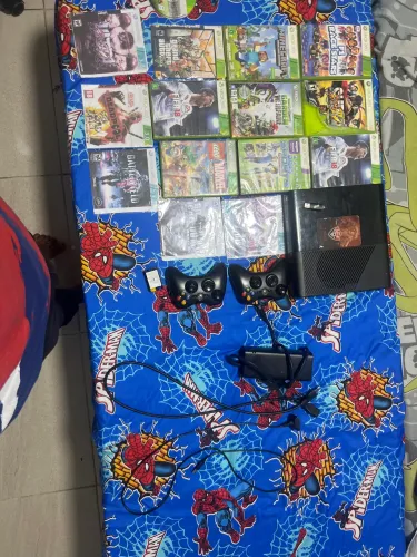 Xbox 360 com 29 jogos.o console é desbloqueado e inclui todos os cabos