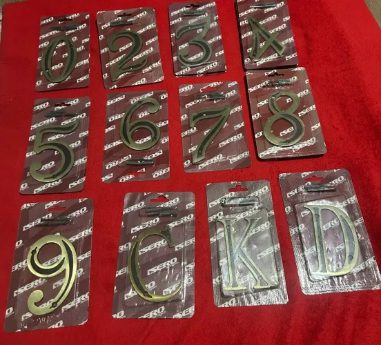 Números e letras em metal para identificação