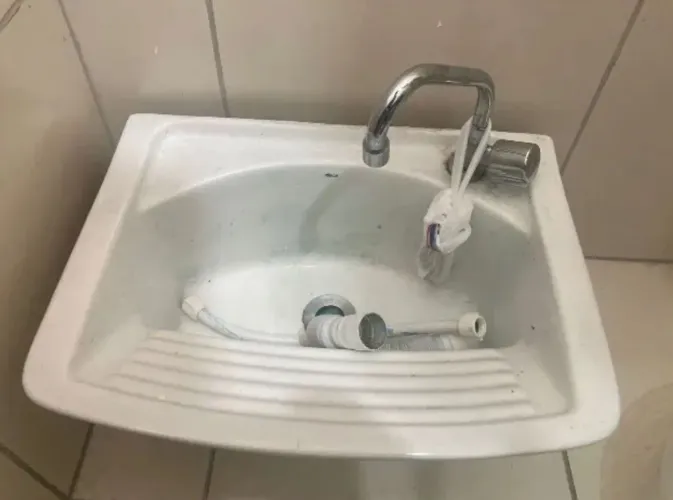 Pia cuba para lavar roupas com torneira de inox
