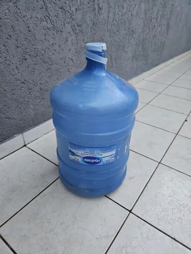 Galão de água vazio