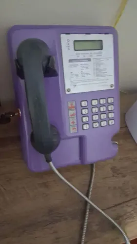 Aparelho telefônico orelhão retrô com chave