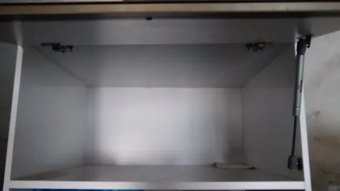 Armário com prateleira para micro-ondas e forno elétrico.