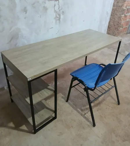 VENDO ESSA MESA DE 1.50 COM CADEIRA