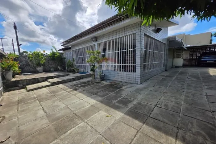 CASA PARA LOCAÇÃO - 4 QUARTOS - TORRÕES