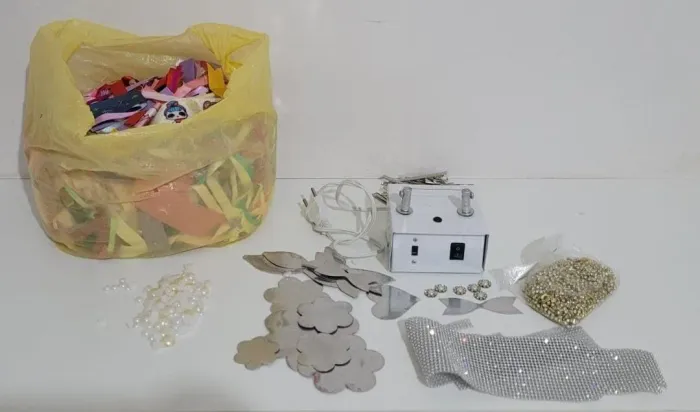 Kit para produzir laços de cabelo.