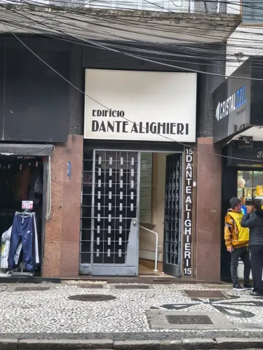 Conjunto comercial para Venda em região valorizada do bairro Centro de Curitiba.