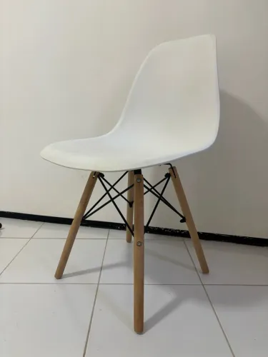 Cadeiras brancas pé palito