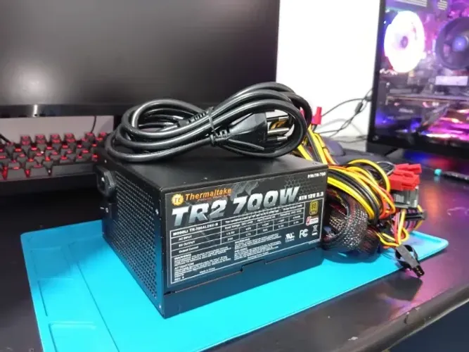 Fonte Thermaltake Tr2 700w 80 Plus Bronze - Nova
