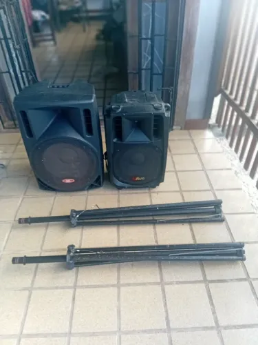 Duas caixas proficionad de 15 e 12 polegadas vendo u idade com tripés,aceito cartão. 