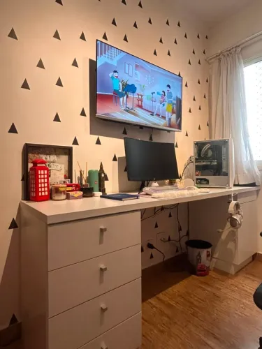 Mesa de trabalho para quarto ou escritório com 04 gavetas e 01 porta