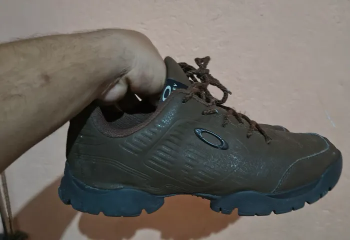 Bota Oakley original marrom n42