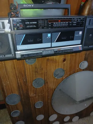 Rádio antigo funcionando perfeitamente original.