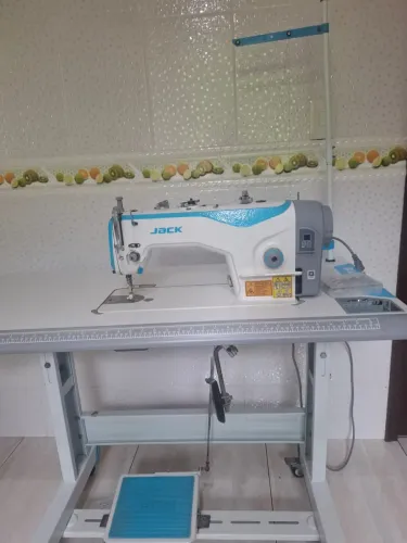 Jack F4 Maquina de Costura Reta Direct Drive Com Luz de Led - 110V