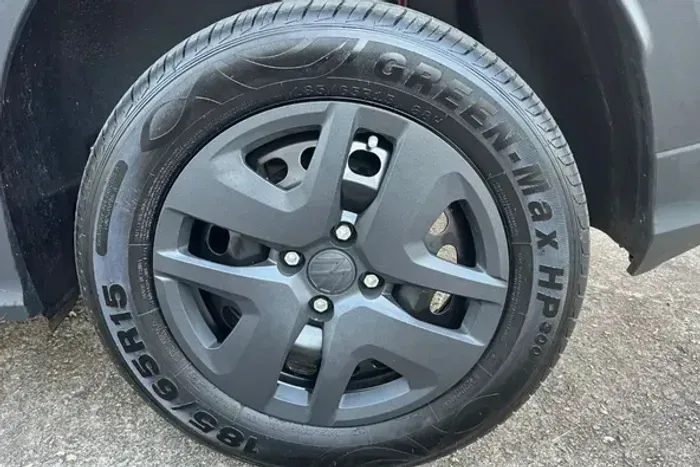 Vendo Jogo de Rodas - Aro 15 competo. Pneus 185/65 R15