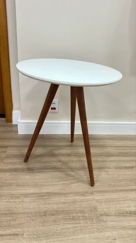 Mesa lateral 55cm pés palito