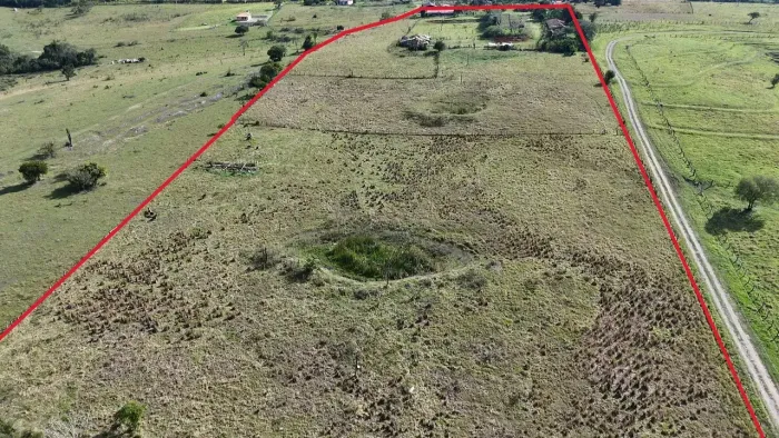 Sitio com 2,5 alqueires com ótima topografia, boa localização