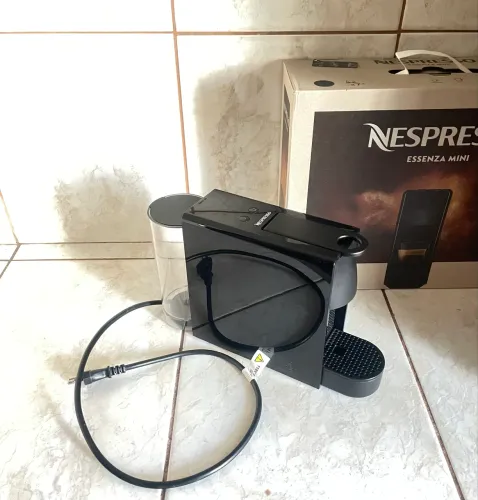 Cafeteira elétrica NESPRESSO essenza mini
