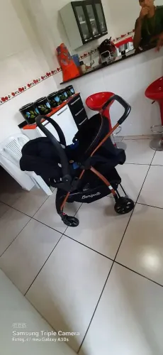 Carrinho de bebê burigotto e bebê conforto