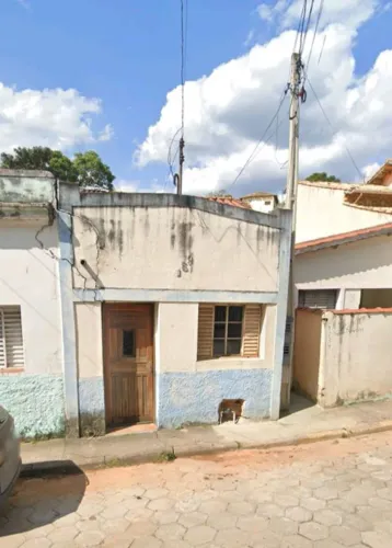 Casa a venda no centro de Paraibuna/sp. 3 quartos , banheiro , quintal .