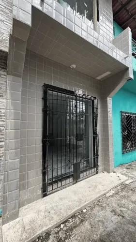 Casa para locação com aproximadamente 80 m², 2/4, sala, cozinha, banheiro e área de serviç