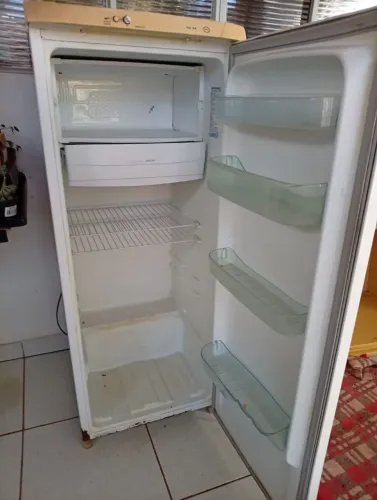Geladeira em bom estado