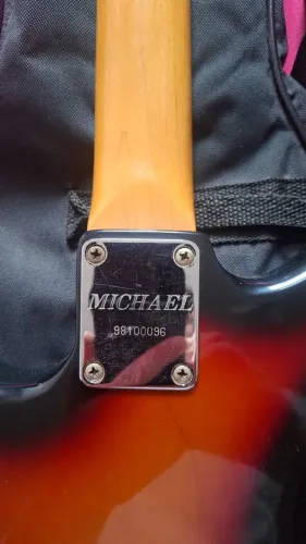 Guitarra Michael usada, bom estado.