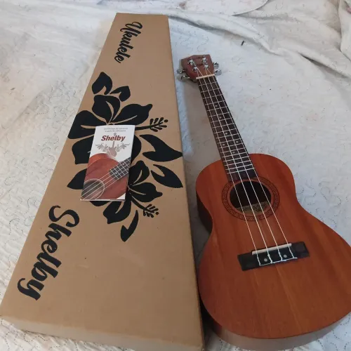 Ukulele Shelby em ótimo estado