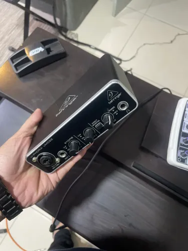 Interface de áudio beringer umc 2 uphoria com phantom power entrada combo 