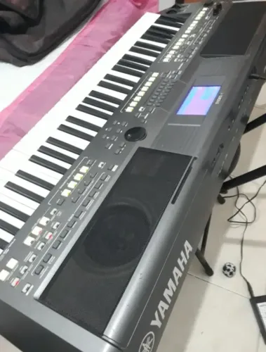 Teclado Yamaha 670