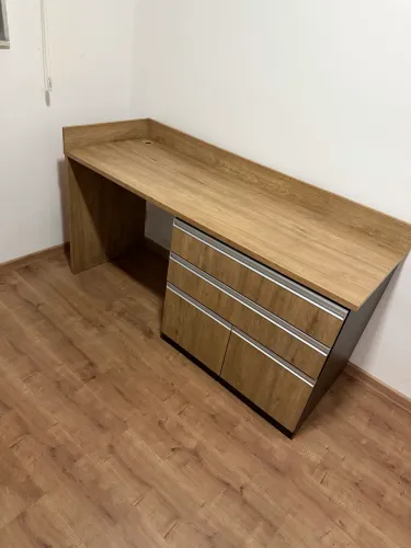 Mesa de escritório- móvel planejado 