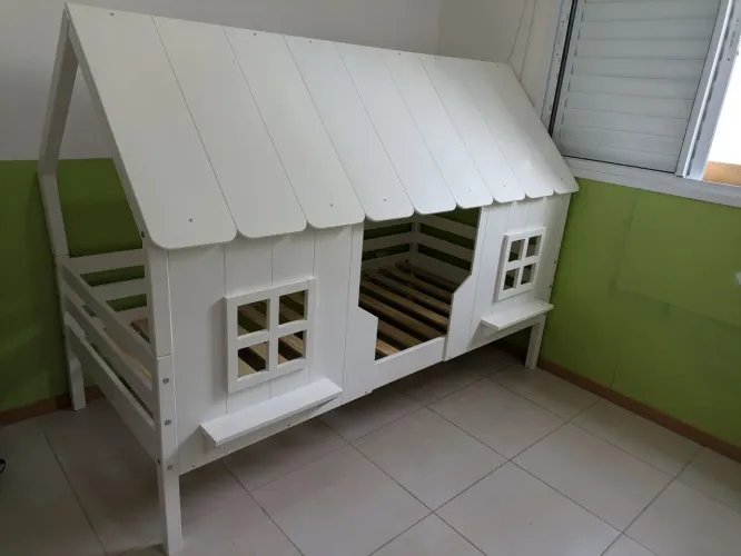 Cama de solteiro casinha com janelas