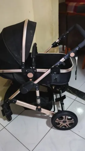 Carrinho de bebê luxo importado.