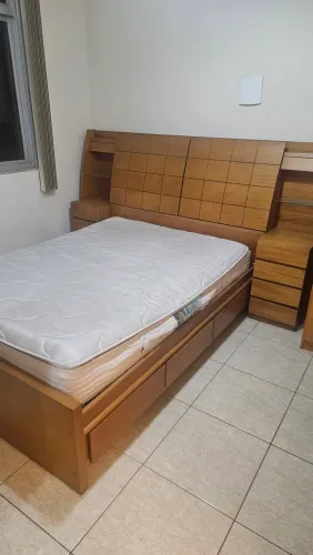 Cama Viúva em madeira maciça com cabeceira e gavetas