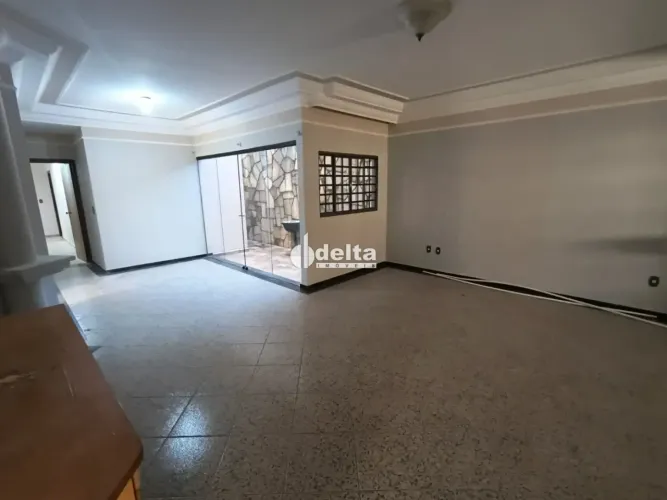 Casa com 4 quartos sendo 2 suítes disponível para locação no bairro Vigilato Pereira em Ub