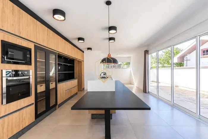 Casa térrea com 4 suítes e 10 vagas de garagem em excelente localização no Jardim Social
