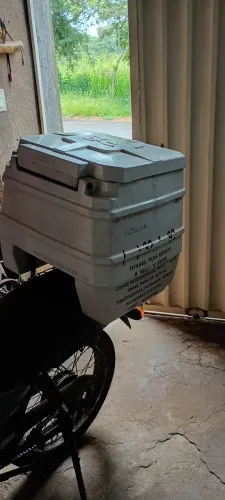 Baú de moto como tá na foto não acompanha suporte