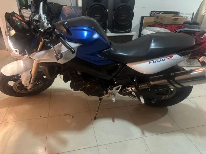 Moto extremamente nova