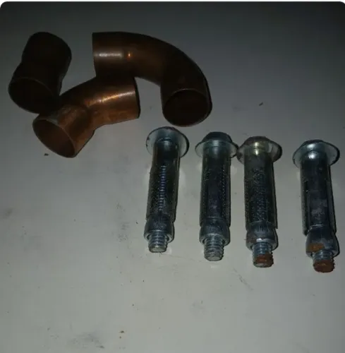 kit de conexões cobre mais parafusos e buchas de aço para prender suporte ar condicionado.